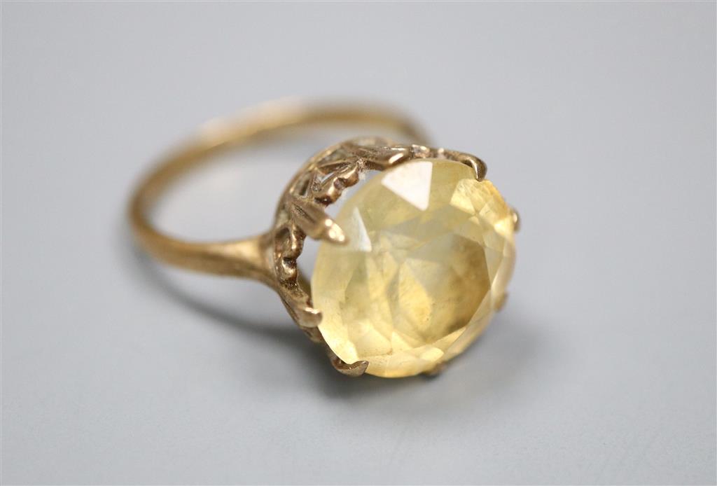 A 9ct and citrine set oval dress ring, size K, gross 2.9 grams,